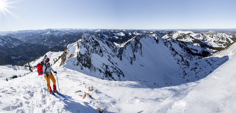 Ski tourers in winter on the snow-covered Rotwand, mountains in winter, Schlierseer Berge, Mangfall mountains, Bavaria, Germany