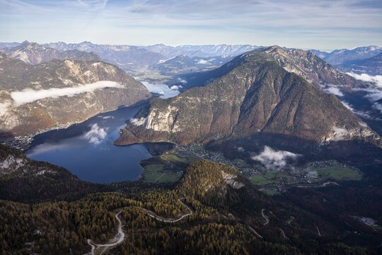 View from the Dachstein Krippenstein to Lake Hallstatt. Hallstatt on the left, Obertraun on the right. Autumn, good weather. Some clouds in the mountains. Lake Hallstatt, Salzkammergut, Upper Austria, Austria