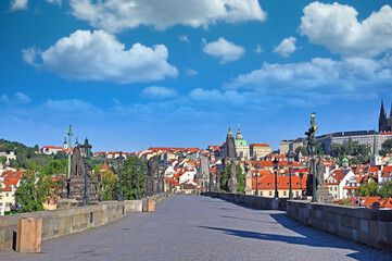 Obraz premium Charles Bridge Leading to Lesser Town and Prague Castle in Prague