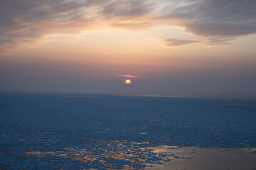 Drift ice and sunset over the Sea of Okhotsk in Utoro, Shiretoko, Hokkaido / 知床ウトロのオホーツク海に沈む夕日と流氷 © warapin