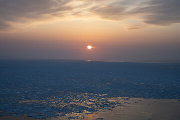 Drift ice and sunset over the Sea of Okhotsk in Utoro, Shiretoko, Hokkaido / 知床ウトロのオホーツク海に沈む夕日と流氷 © warapin