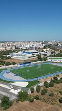 Allenamento su campo da calcio di un stadio in erba sintetica a 11