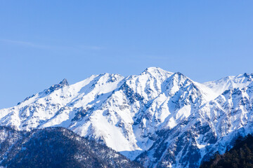 Fototapeta premium 日本の風景・冬 奥飛騨 新穂高ロープウェイから槍ヶ岳と中岳を望む