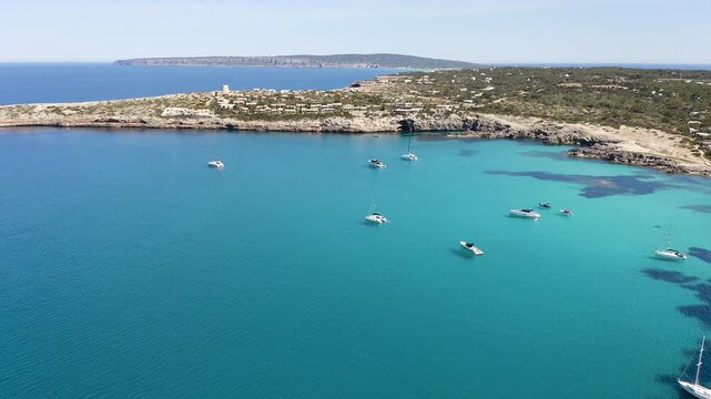 The calm waters around Punta Prima attract numerous yachts seeking a quiet anchorage, combining turquoise seas, beautiful coastal scenery and a relaxed nautical atmosphere. 