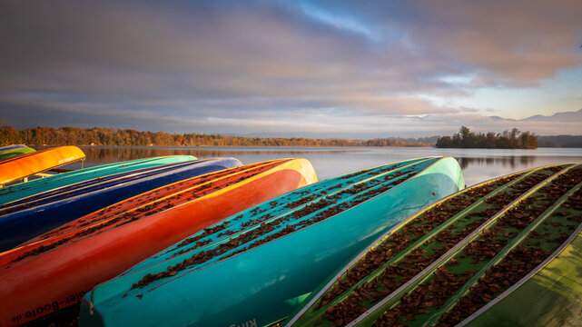 Abendstimmung am See mit Kanus und spiegelglattem Wasser