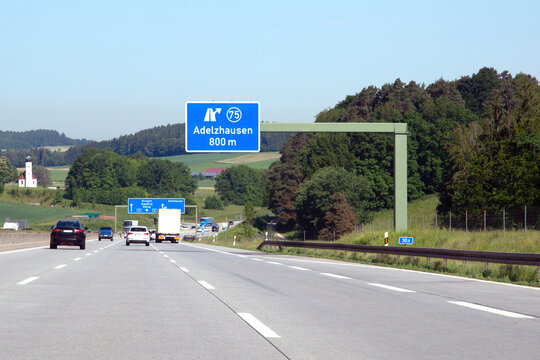 Bundesautobahn A8, Ausfahrt 75 Adelzhausen in Richtung Augsburg