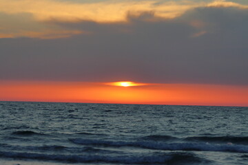Obraz premium Sunset over the sea. Beautiful sunset on the seashore.