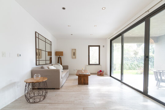 Sala de estar, living, con sill&oacute;n, mesa y vista a galer&iacute;a