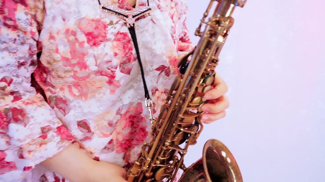 アルトサックスを演奏している女性:白背景