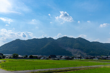 のどかな農村と青空を写した田園背景素材 © hiro