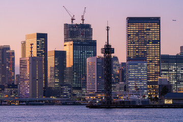 東京湾岸の高層ビル群とオフィス街の夜景  © JAPAN SKYLINE