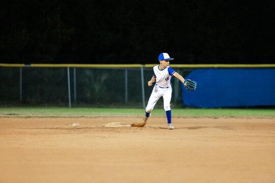 Baseball baseman Player catching ball