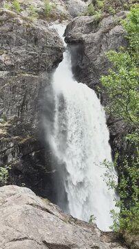 Månafossen ein wasserreicher Wasserfall in Südnorwegen