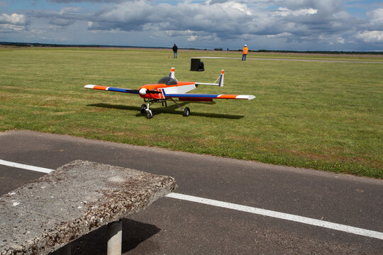 Mod&egrave;les r&eacute;duits d'avions radiocommand&eacute;s &agrave; moteur sur un terrain d'aviation