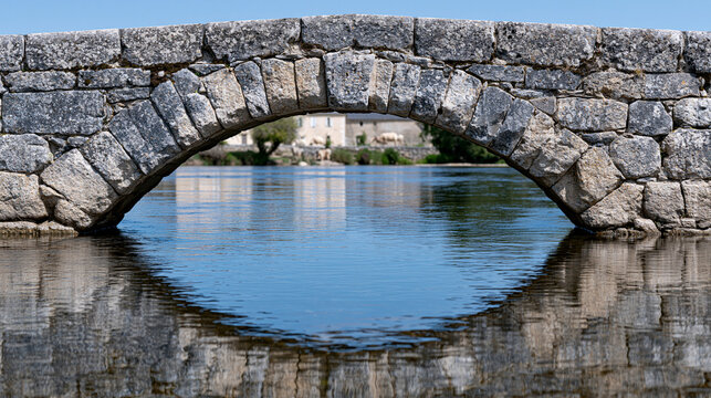 Stone arch bridge voussoir keystone medi 3