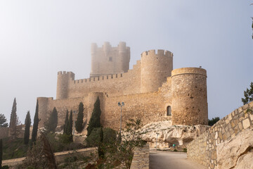 Naklejka premium Castillo de la Atalaya de Villena (Alicante) un dia de niebla.