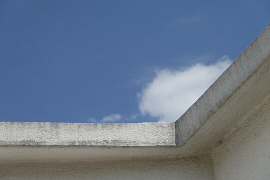 Angle droit de mur d'enceinte blanc avec vue sur le ciel