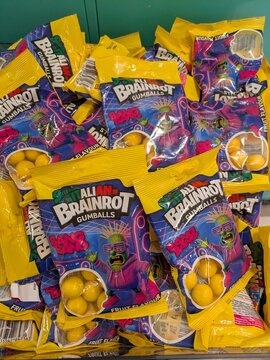 Coloridas bolsas de chicles Skifidol Italian Brainrot Gumballs, en expositor de un supermercado Normal de Madrid, Espa&ntilde;a, 2 de mayo de 2026