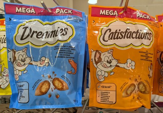 Expositor con bolsas de comida para gatos Dreamies y Catisfactions en tienda Normal en Madrid, Espa&ntilde;a, 2 de mayo de 2026
