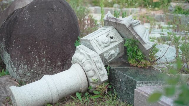 地震で倒れた寺の灯籠