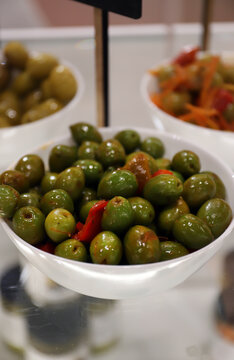 aceitunas verdes curadas rellenas de pimientos en un cuenco para picar