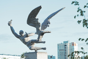 Obraz premium Russia, St. Petersburg, August 8, 2020 A statue of two winged men standing on a pedestal, symbolizing protection and strength