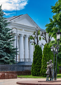 May 29, 2026. Russia, Ulyanovsk: The Lovers sculpture on Novy Venets Boulevard, against the backdrop of the Vavilov State Agrarian University's veterinary faculty building in Ulyanovsk in the summer.
