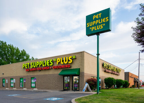 New Hartford, NY - Jun 12, 2026: Exterior of Pet Supplies Plus store at 4827 Commercial Dr, New Hartford, NY 13413, a national pet‑supply retailer offering pet food, toys, grooming services