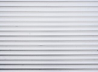 Fototapeta premium Grau-weiße zugezogene Fensterlade aus Aluminium als Hintergrund