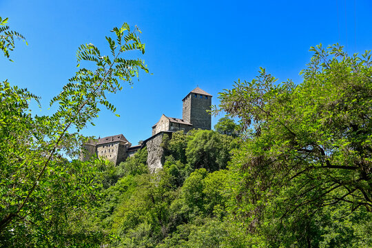 Dorf Tirol, Schloss Tirol, Algund, Weinberg, Wald, Landwirtschaft, Wanderweg, Waalweg, Vinschgau, S&uuml;dtirol, Texelgruppe, Fr&uuml;hling, Sommer, Italien