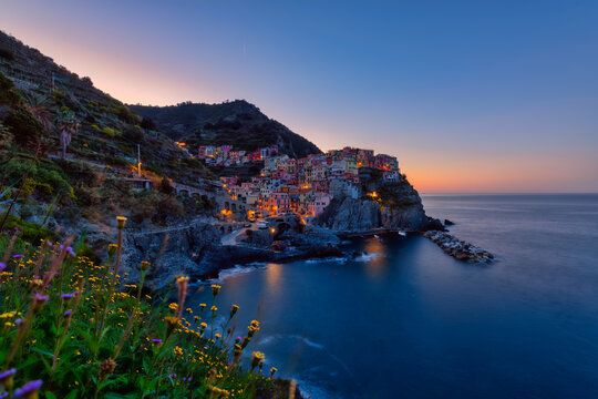 Stunning Manarola Sunset View &ndash; Colorful Italian Coastal Village with Breathtaking Sea Landscape