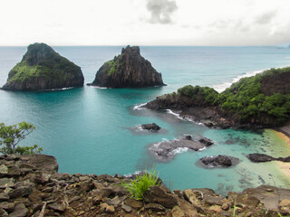 Stunning view of Baía dos Porcos in Fernando de Noronha, Brazil, one of the country's most iconic and breathtaking coastal destinations. Crystal-clear turquoise waters, volcanic rock formations, natur © Victor Fontoura
