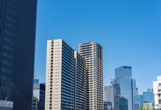 ビジネス　オフィスビル　青空　高層ビル