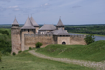 Fototapeta premium Well preserved medieval fortress on the banks of the Dniester River. Historic architecture, stone walls and panoramic views attract travelers and history enthusiasts.