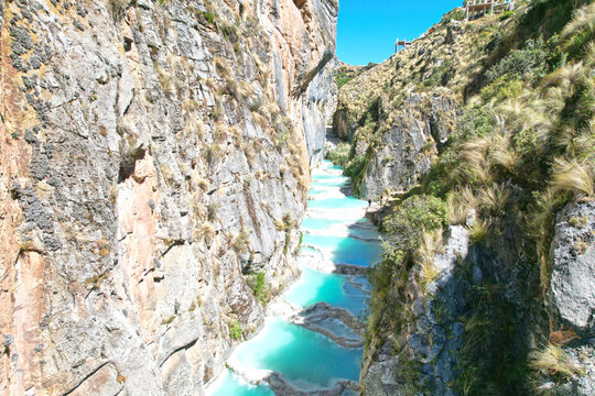 Aguas Turquesas de Millpu en Ayacucho, Per&uacute;, con paisaje natural de los Andes