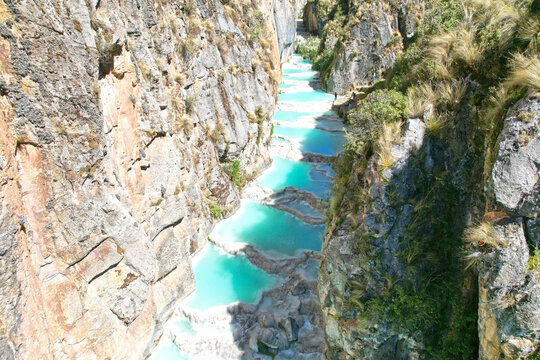 Aguas Turquesas de Millpu en Ayacucho, Per&uacute;, con paisaje natural de los Andes
