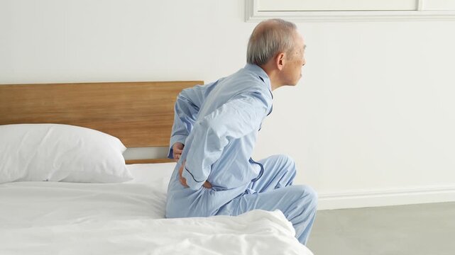 腰痛に悩む高齢者の男性