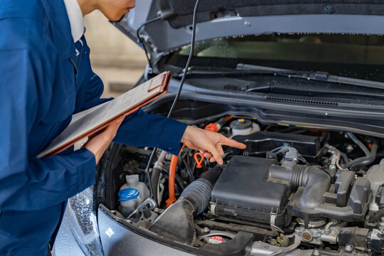 車をチェックする整備士