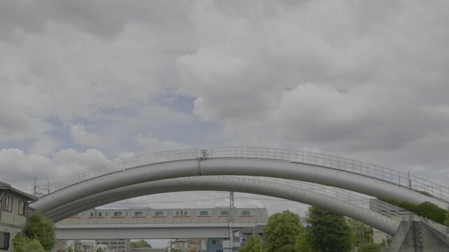 境川水管橋と東急田園都市線の渋谷・半蔵門線・東武線方面へ向かう東急電鉄5000系の電車