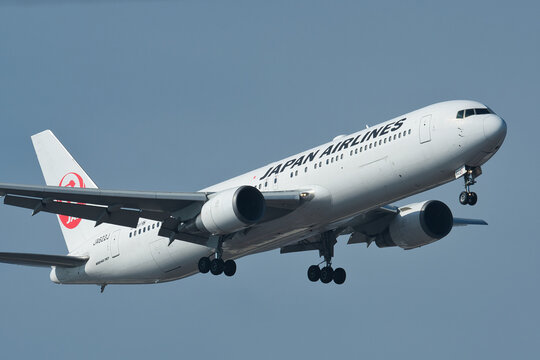 Japan Airlines Boeing 767-300ER (JA622J) on final approach to Haneda Airport