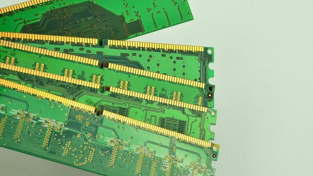 Fascinating detail of computer RAM, with shiny chips ready to accelerate performance. Impressive close-up of RAM memory, revealing its intricate architecture and computing power.