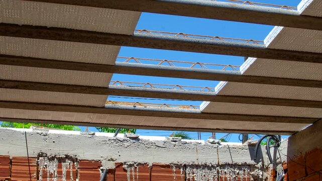 Detailed close-up of the Styrofoam slab seen from below, highlighting the efficiency and lightness of this material in construction.
