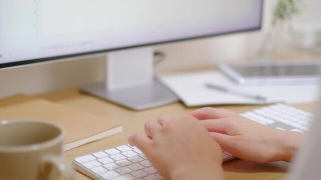 在宅ワーク中にキーボード入力をするデスク作業風景