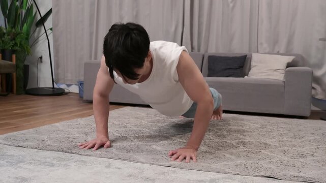 自宅で腕立て伏せをする男性