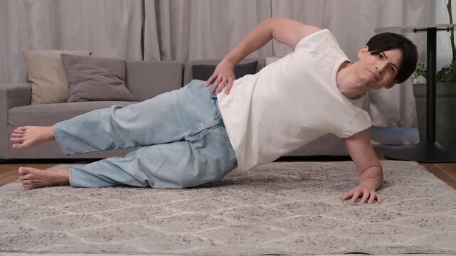 体幹トレーニングをする男性