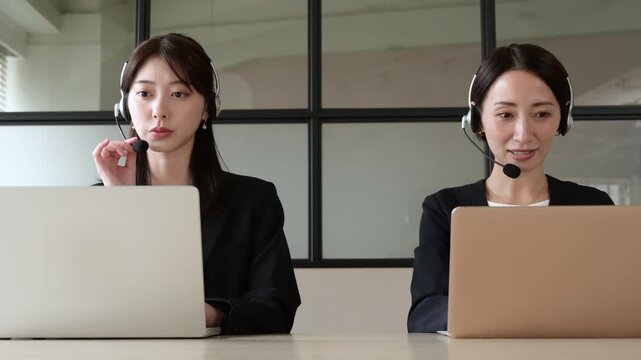 笑顔で会話をするコールセンターの女性