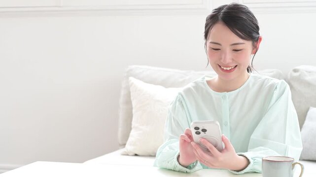 スマートフォンを操作する日本人女性
