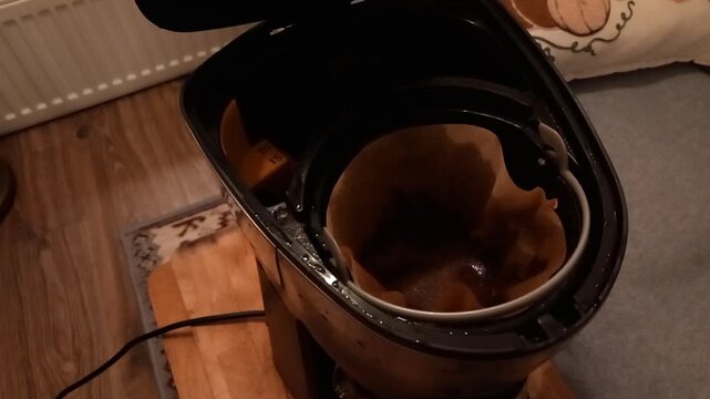 Coffee filter in water siphon during brew cycle