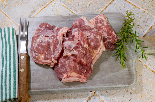 Colliers d&rsquo;agneau crus isol&eacute;s sur une planche &agrave; d&eacute;couper
