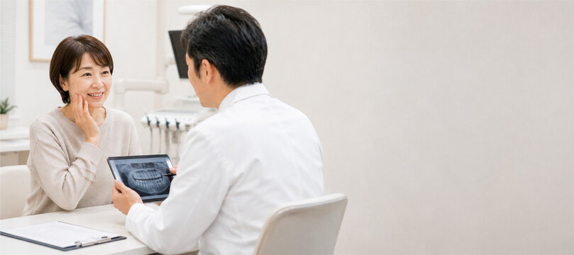 歯科インプラント,インプラント,歯科,歯科医院,歯医者,口腔外科,審美歯科,欠損歯,失った歯,人工歯根,歯の治療,口腔ケア,デンタルケア,噛み合わせ,入れ歯,ブリッジ,インプラント手術,骨造成,CT検査,歯科用CT,診察,診療,カウンセリング,治療説明,歯科医師,歯科衛生士,医療従事者,患者,日本人女性,日本人男性,シニア,高齢者,笑顔,美しい歯並び,口元,咀嚼機能,健康寿命,自由診療,クリニック